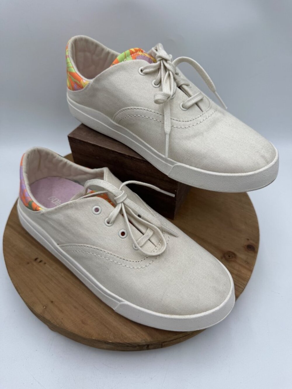 Olukai Kohu Sneaker - Women's Size 8 white canvas floral pastel tropical heel  r